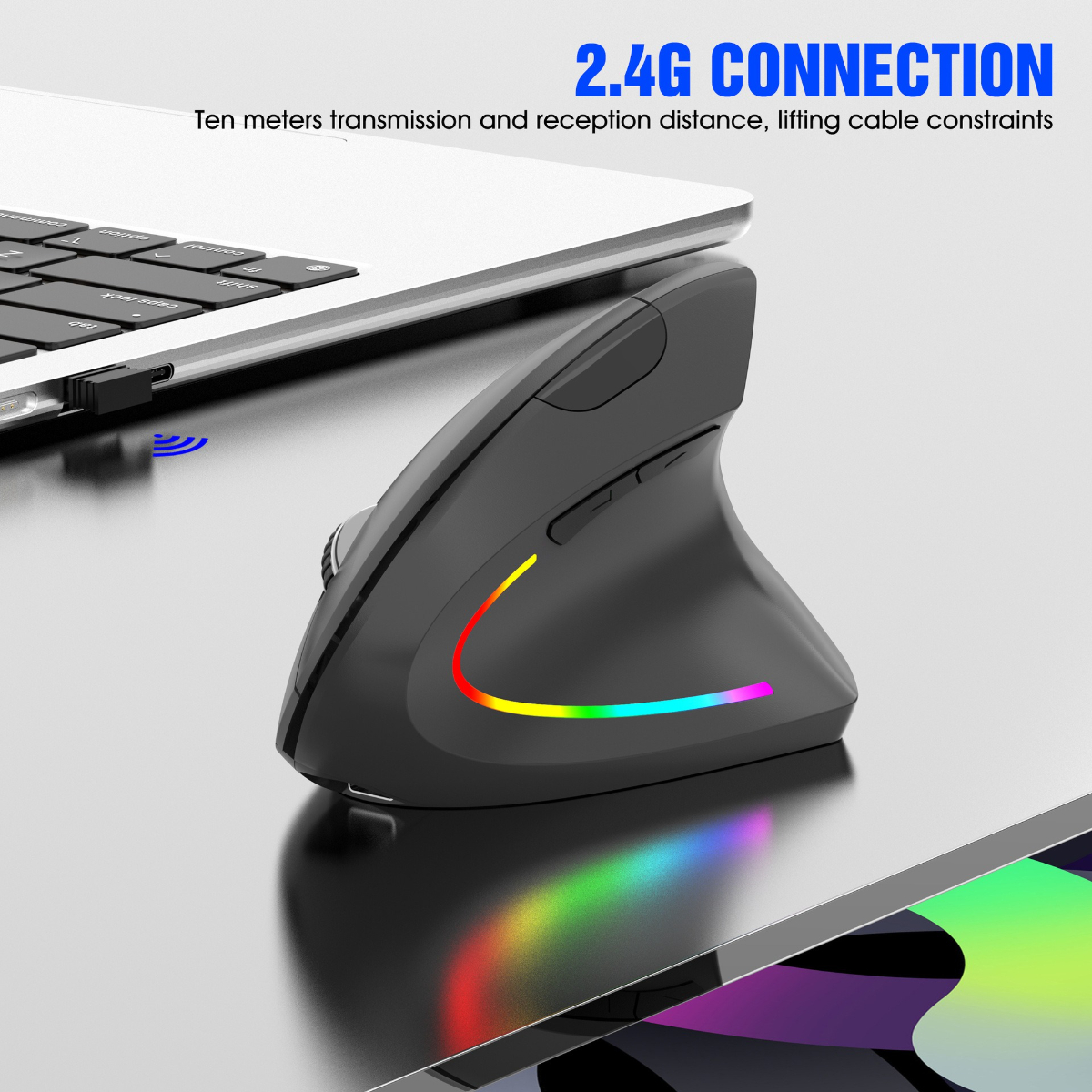 Schwarze ergonomische kabellose Maus mit mehrfarbigem Lichtstreifen, an einen Laptop angeschlossen.