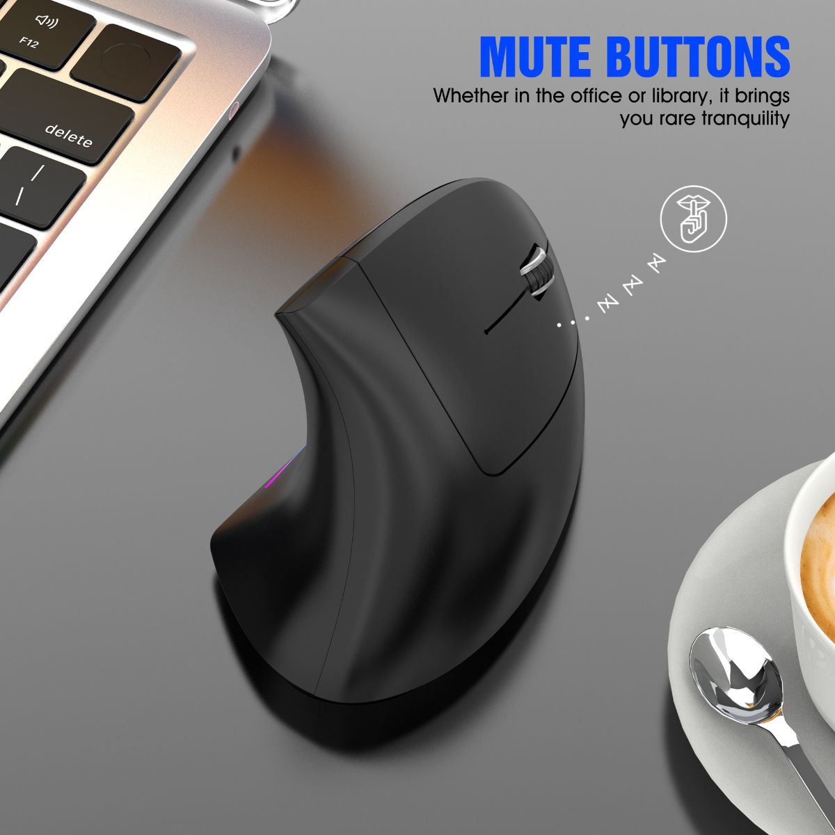 Schwarze ergonomische Maus auf grauer Oberfläche. Kaffeetasse rechts. Laptop-Tastatur im Hintergrund.