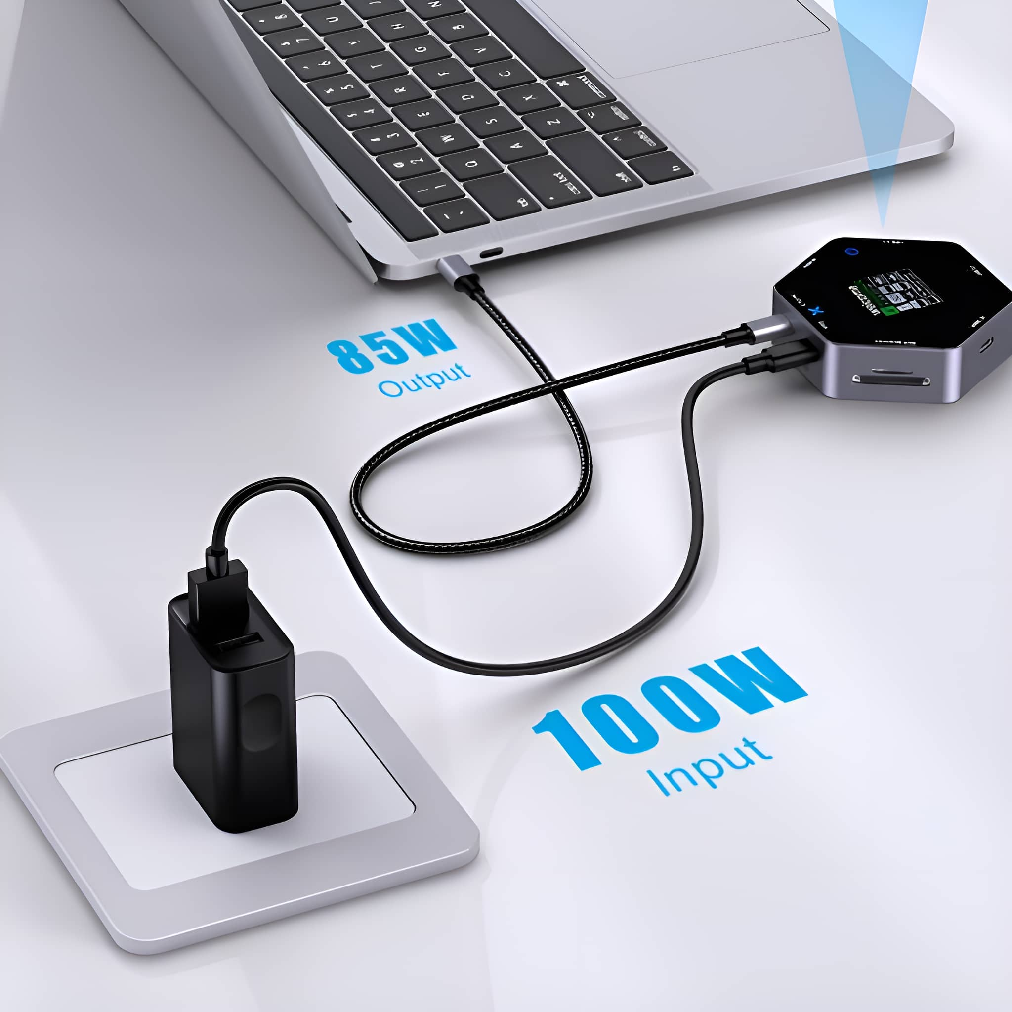 Laptop an Hub angeschlossen. Hub hat USB-C- und SD-Karten-Anschlüsse. Ladegerät angeschlossen. 85W Ausgang, 100W Eingang.