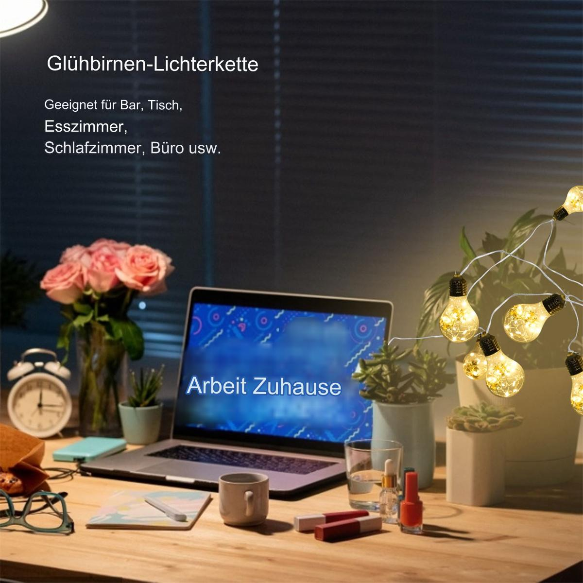 Ein Homeoffice mit Laptop, Lichtern und Schreibtisch. Es gibt Blumen, eine Uhr und eine Brille.