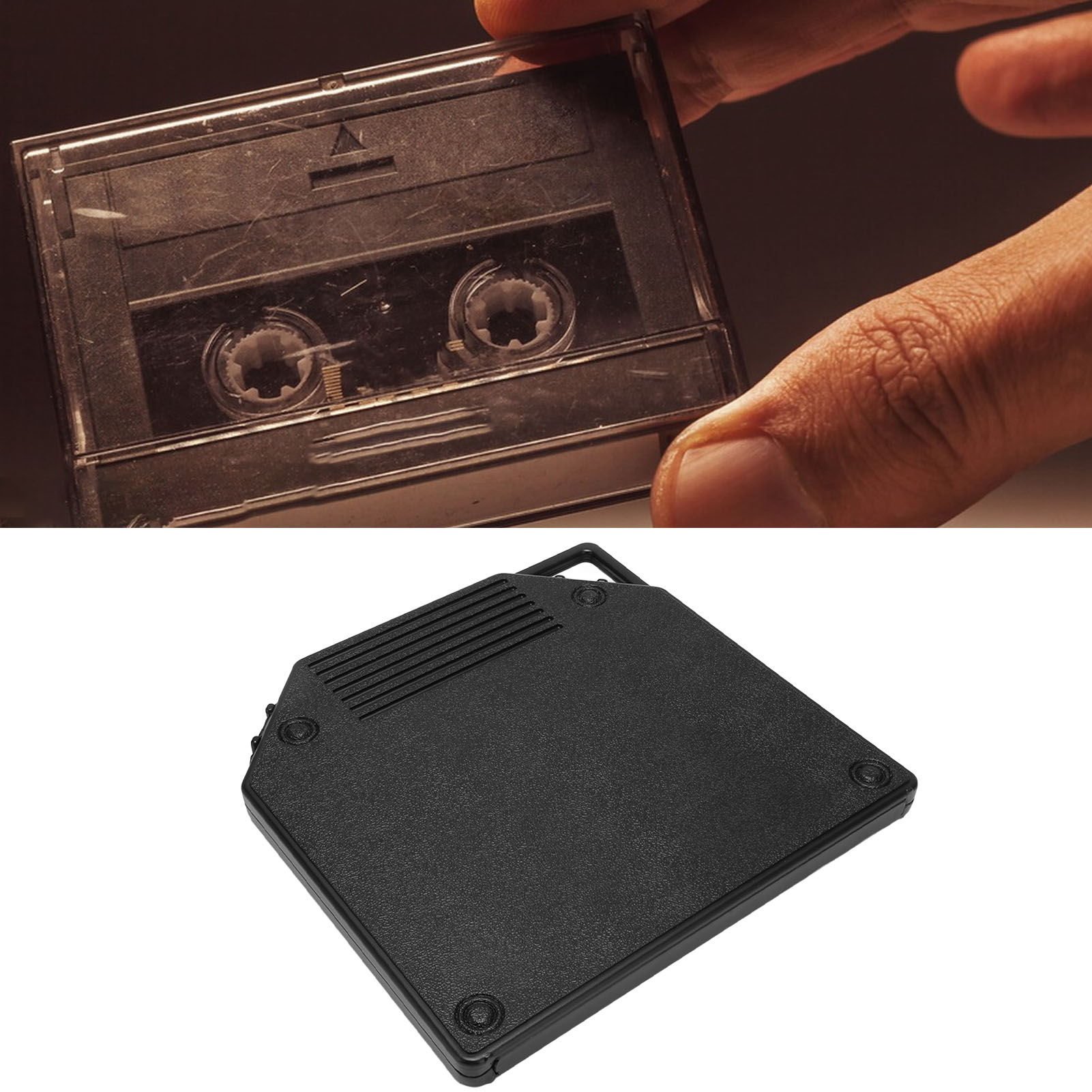 Nahaufnahme einer durchsichtigen Kassette in einer Hand und einer schwarzen quadratischen Hülle. Dunkler Hintergrund.