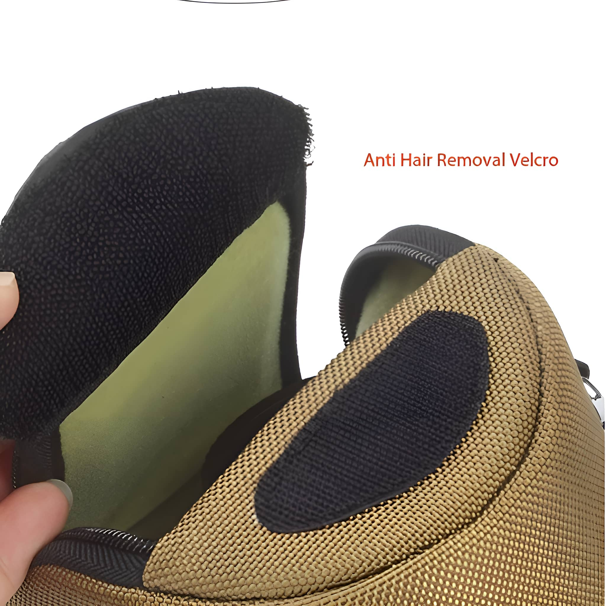 Nahaufnahme einer braunen Tasche mit einem schwarzen Klettverschluss. Das Innere der Tasche ist sichtbar.