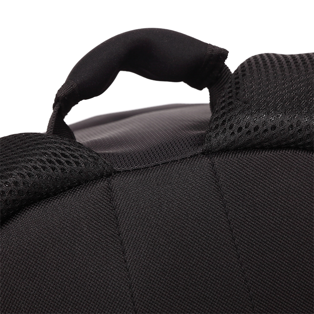 Nahaufnahme des Oberteils eines schwarzen Rucksacks. Zeigt Griff und gepolsterte Mesh-Träger.