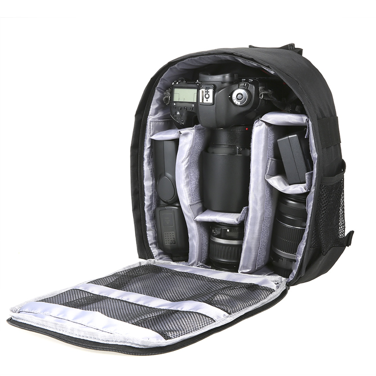 Schwarzer Kamera-Rucksack offen. Enthält Kamera, Objektive und Blitz.