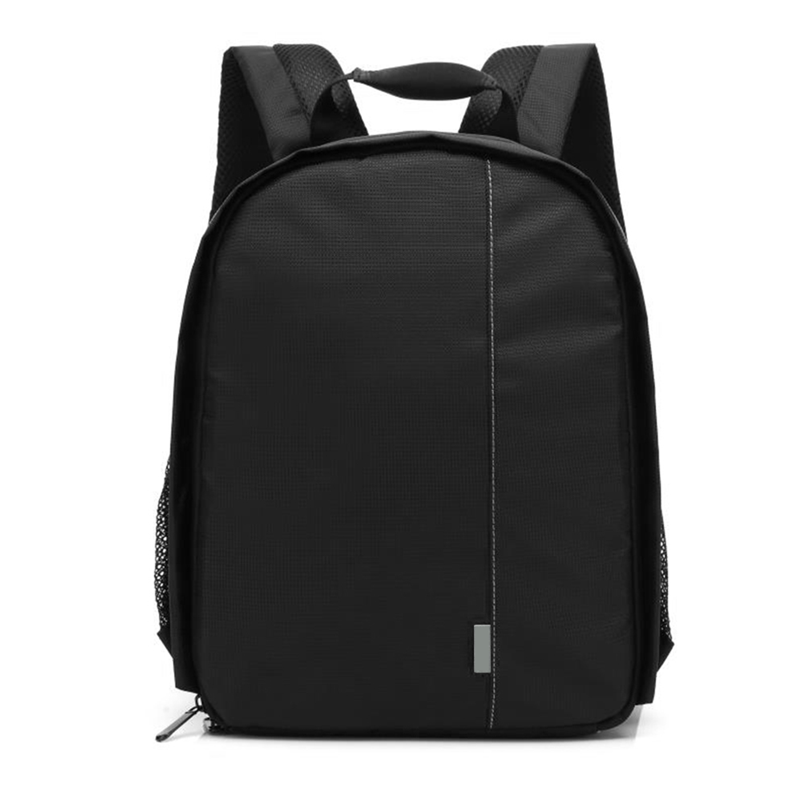 Ein schwarzer Rucksack mit einem einzelnen weißen Streifen in der Mitte.