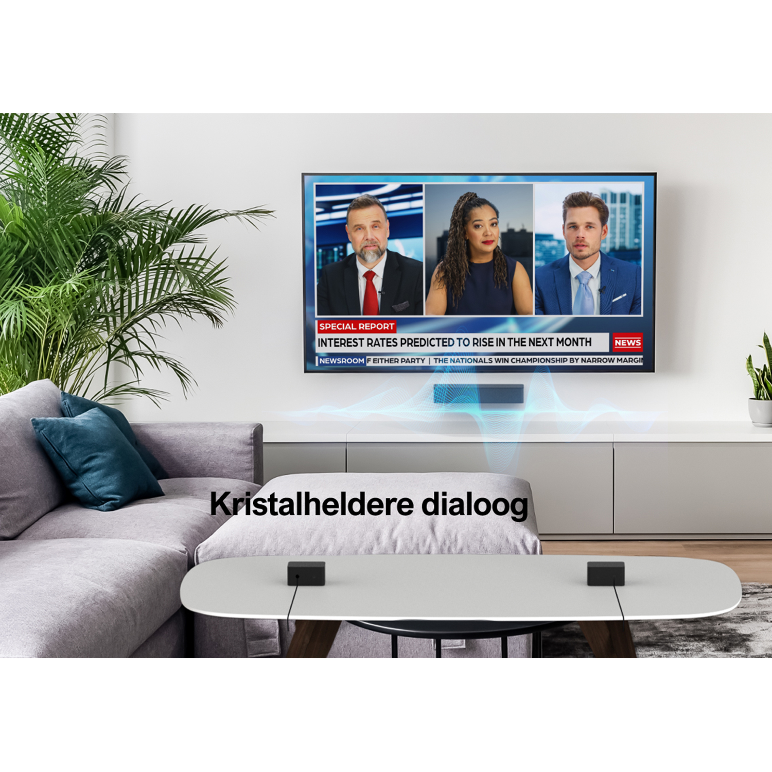 TV met nieuws. Bank, salontafel en luidsprekers in een woonkamer.