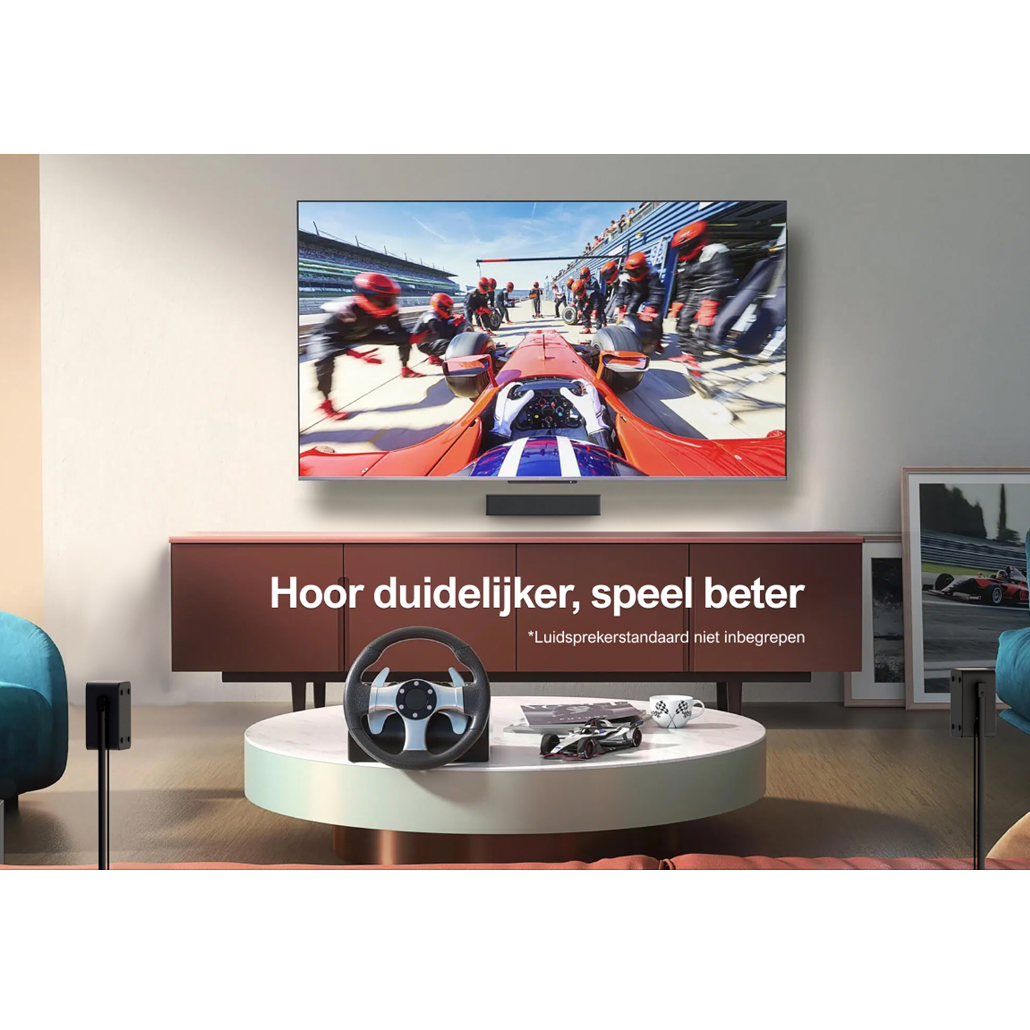 Tv toont race. Stuurwiel en speelgoedauto op salontafel. Tekst: Hoor duidelijker, speel beter.