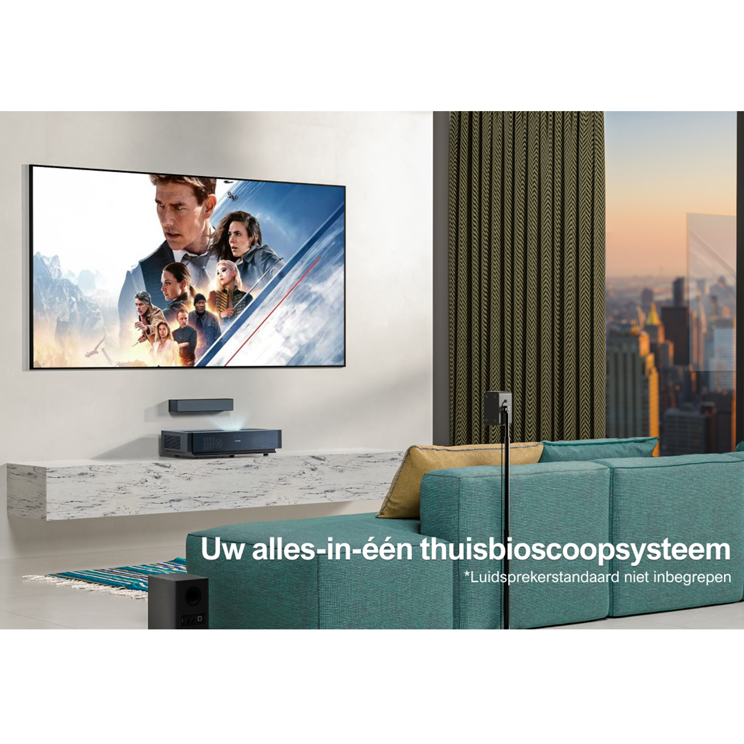 Thuisbioscoopopstelling met groot scherm. Een turquoise bank, een subwoofer en uitzicht op de stad door een raam.