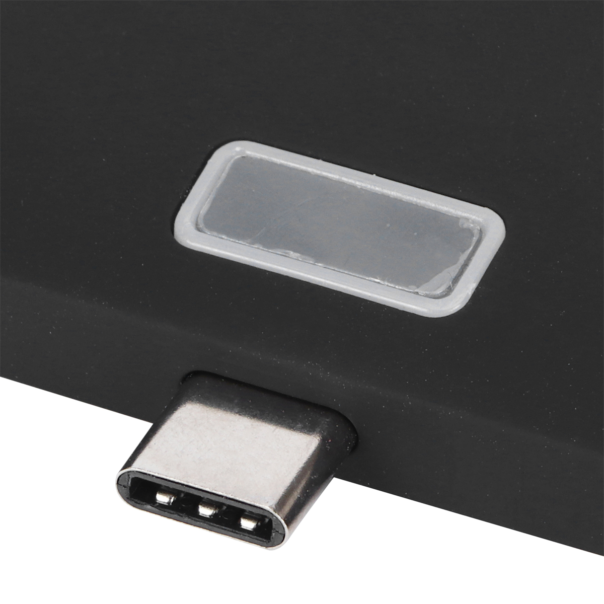 Nahaufnahme eines schwarzen USB-C-Anschlusses. Ein weißes Rechteck ist ebenfalls sichtbar.