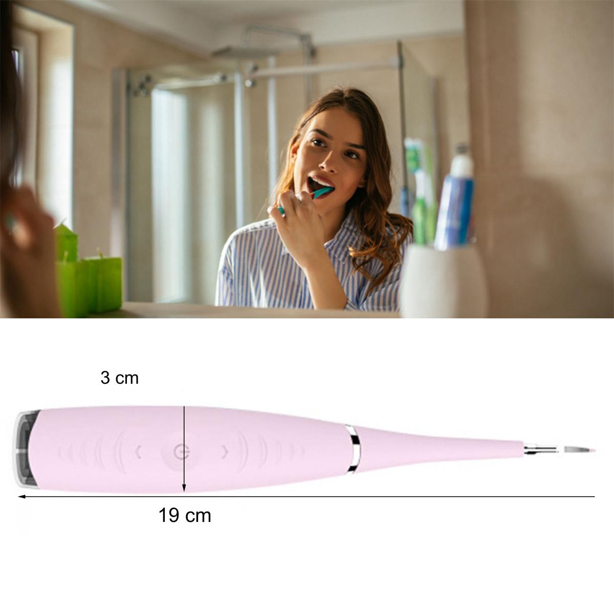 Eine Frau putzt sich im Badezimmer die Zähne, mit einer rosa Ultraschallzahnbürste und Maßangaben.