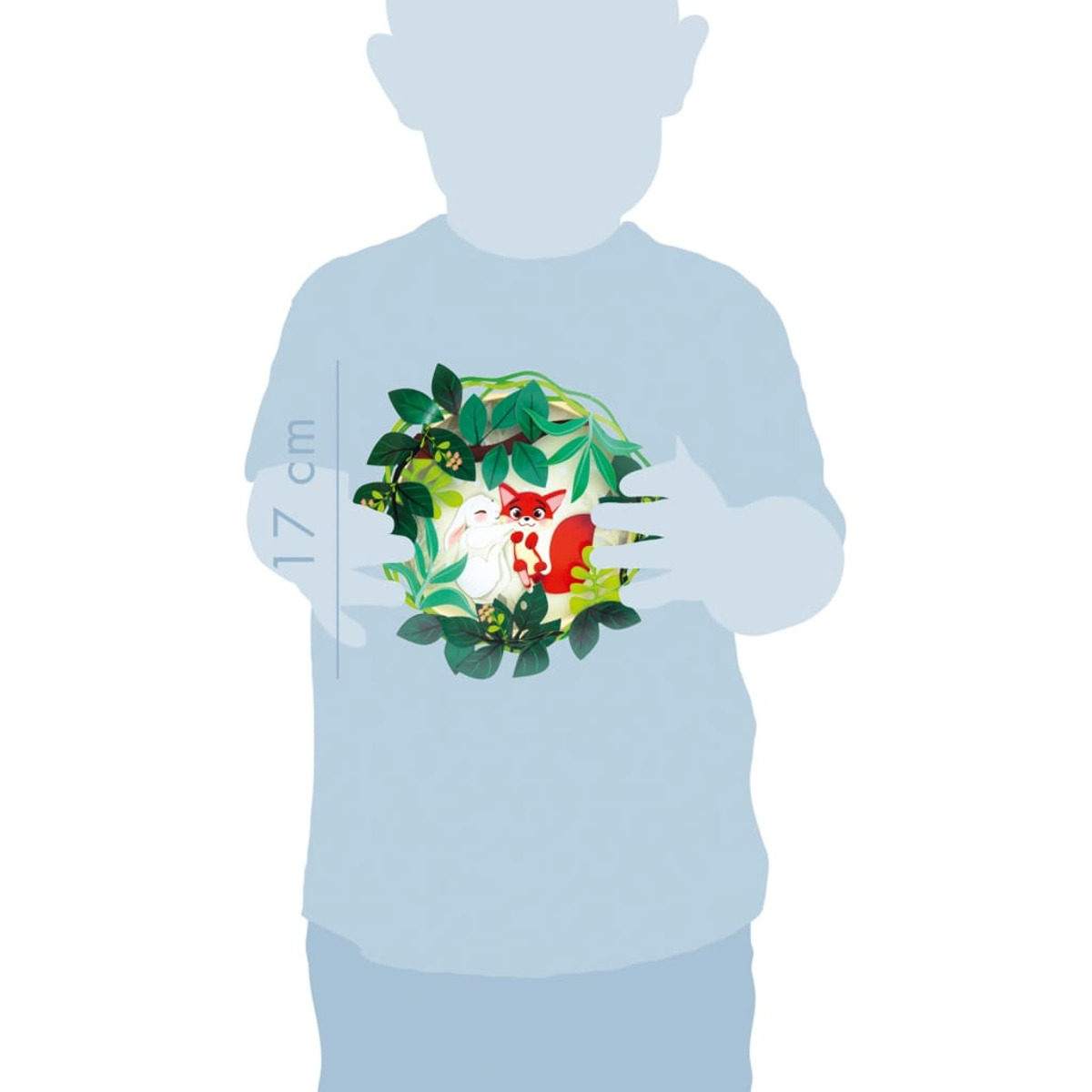 Sylwetka dziecka trzymającego obrazek z kreskówkowymi lisami i królikami w zielonych liściach.