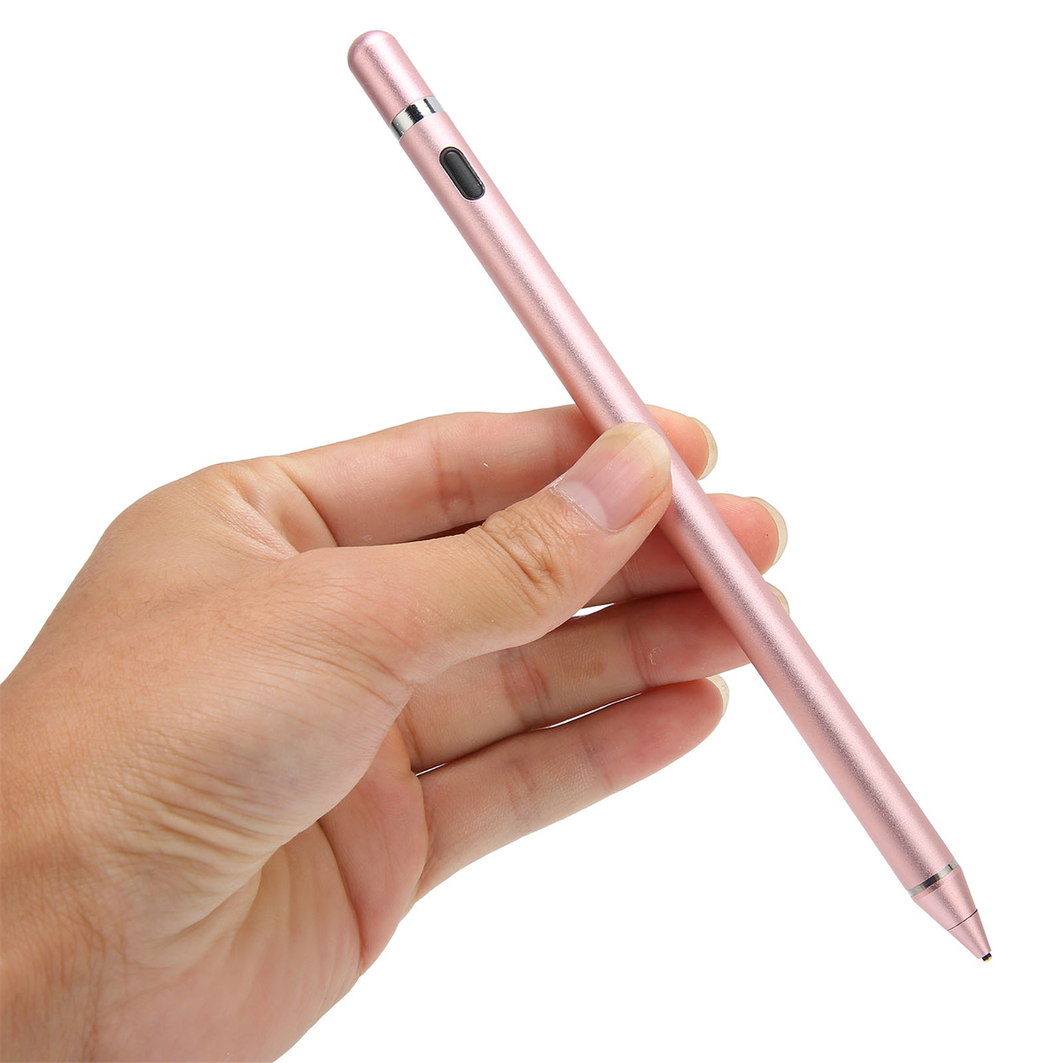 Eine Hand, die einen rosa Stylus-Stift hält. Der Stift ist metallisch und hat einen Knopf oben.