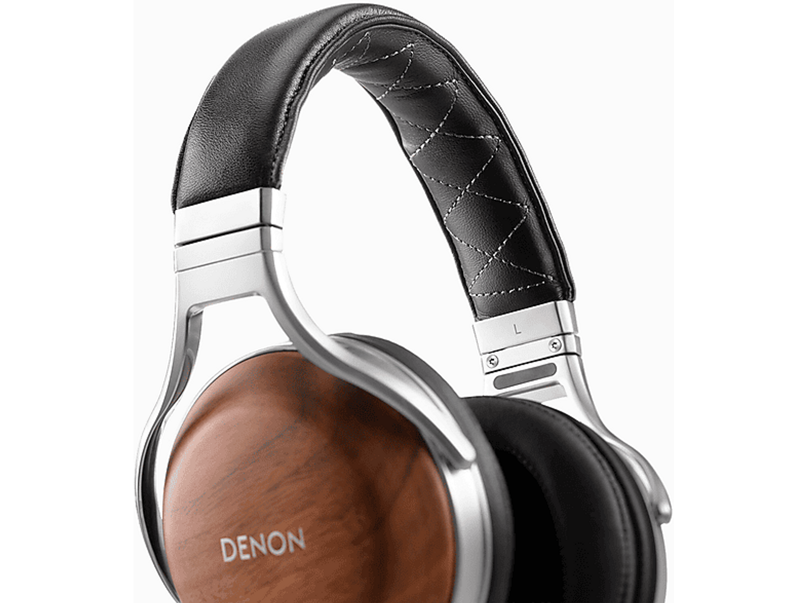 Zbliżenie słuchawek Denon, brązowe drewno.