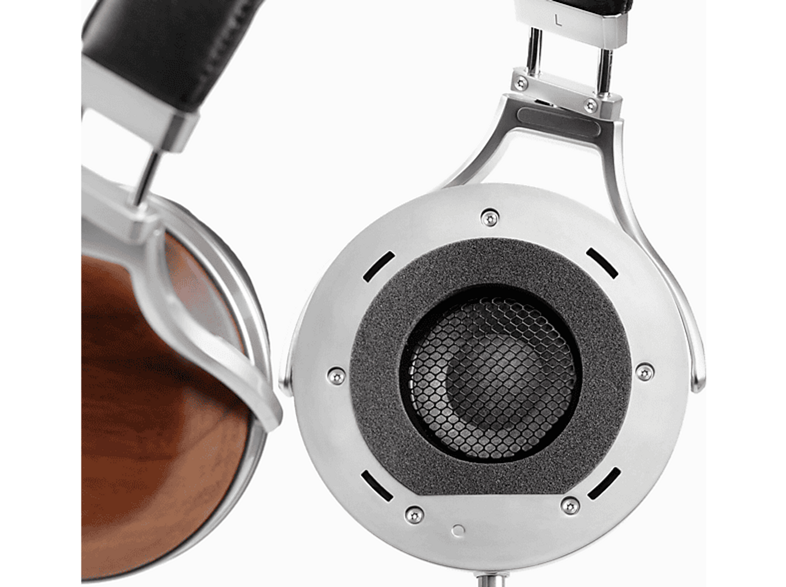 Srebrne słuchawki z drewnianymi nausznikami i czarną siatką. Szczegół, białe tło.