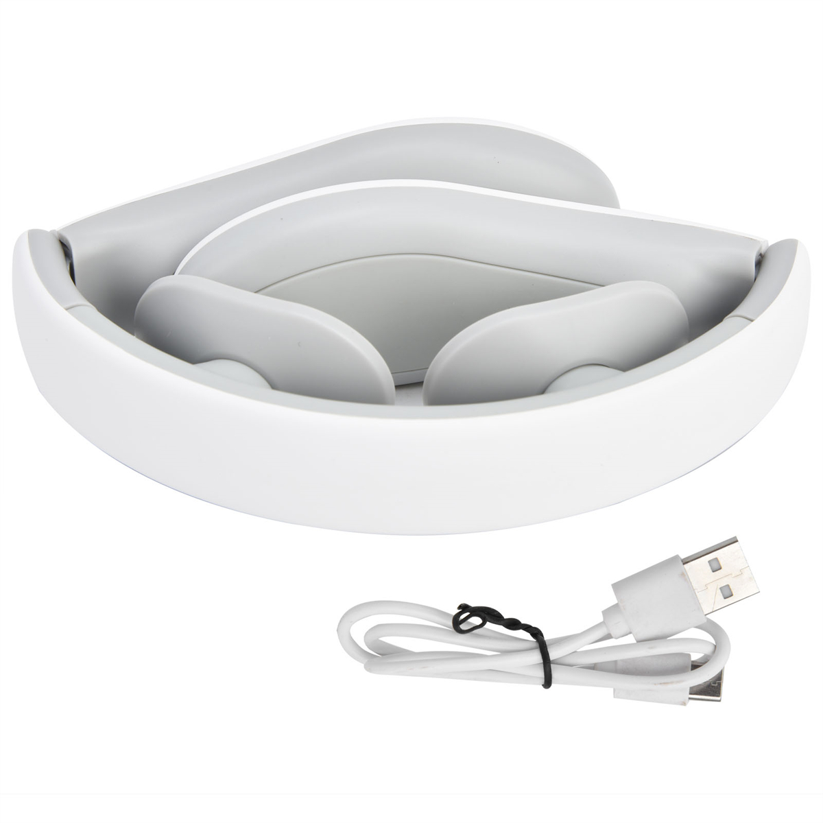 Gefalteter weißer Nackenmassagegerät mit einem Ladekabel daneben.