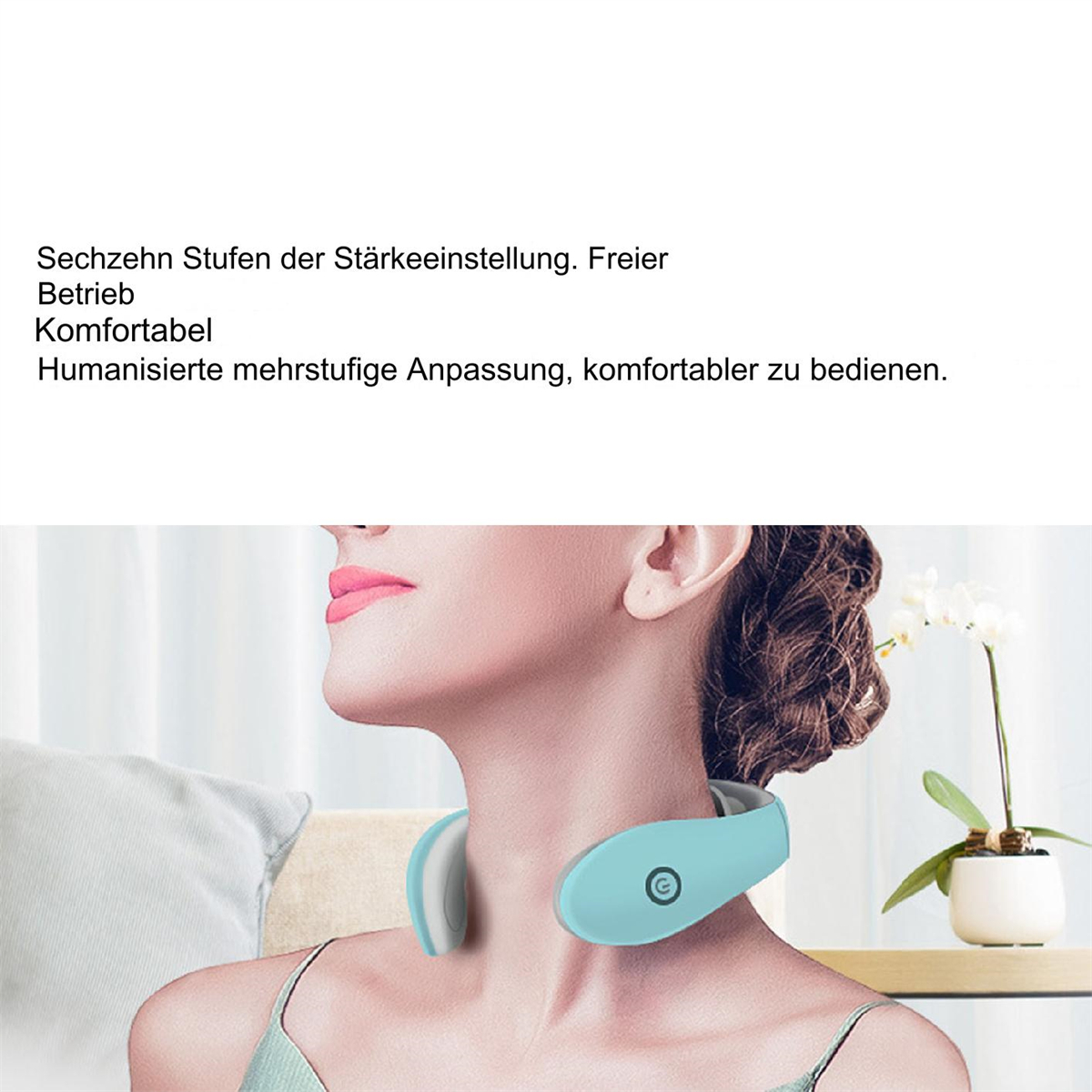 Eine Frau trägt ein Nackenmassagegerät. Das Massagegerät ist blau mit weißem Innenraum. Rechts steht eine Pflanze.