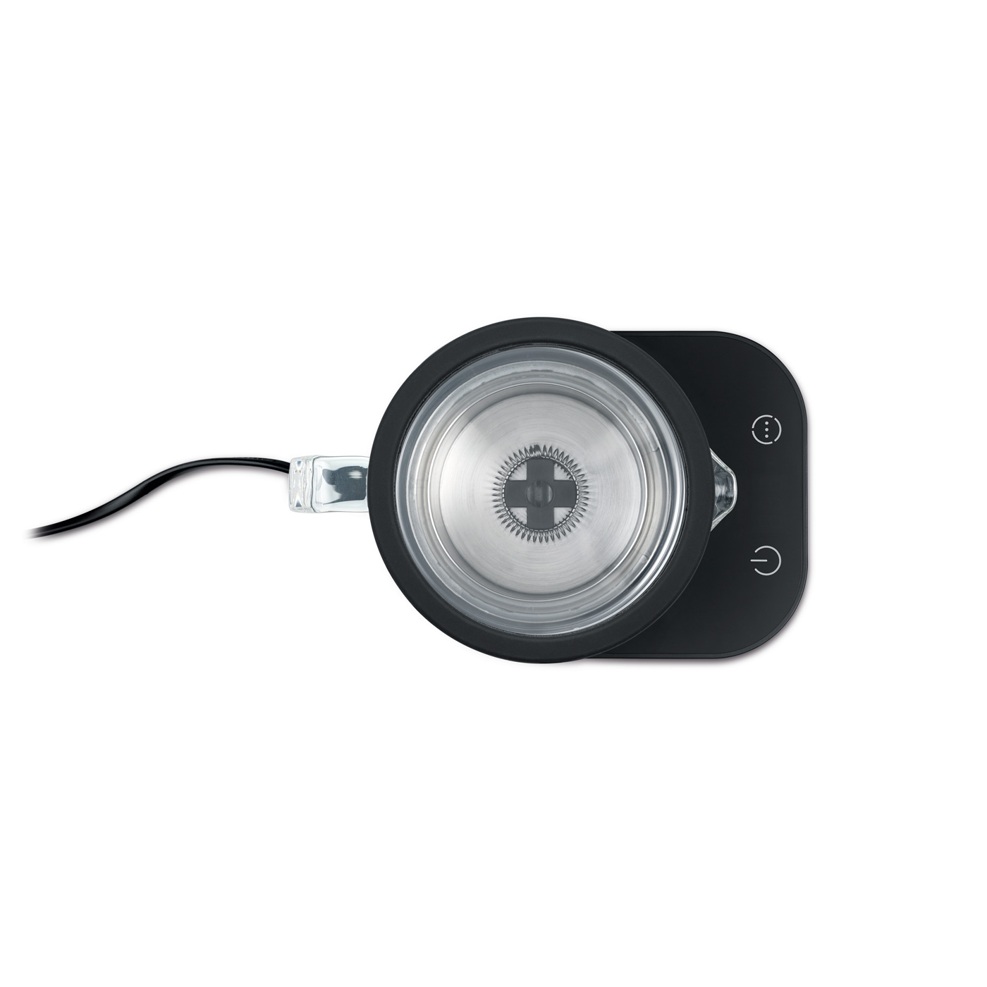 Czarny elektryczny spieniacz do mleka na białym tle, z małym uchwytem i przyciskiem zasilania.