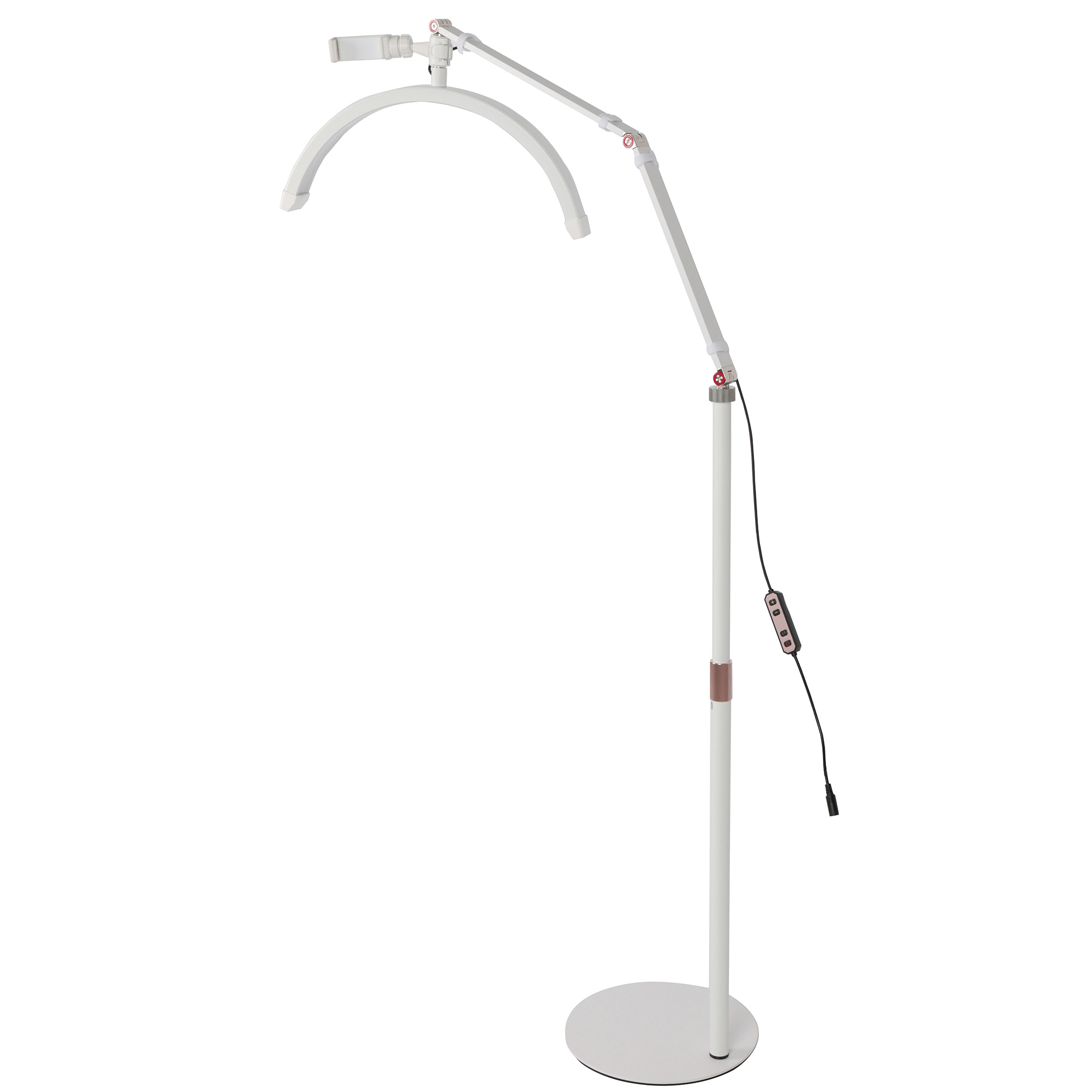 Eine weiße und silberne Stehlampe mit gebogenem Oberteil und kreisförmiger Basis vor weißem Hintergrund.