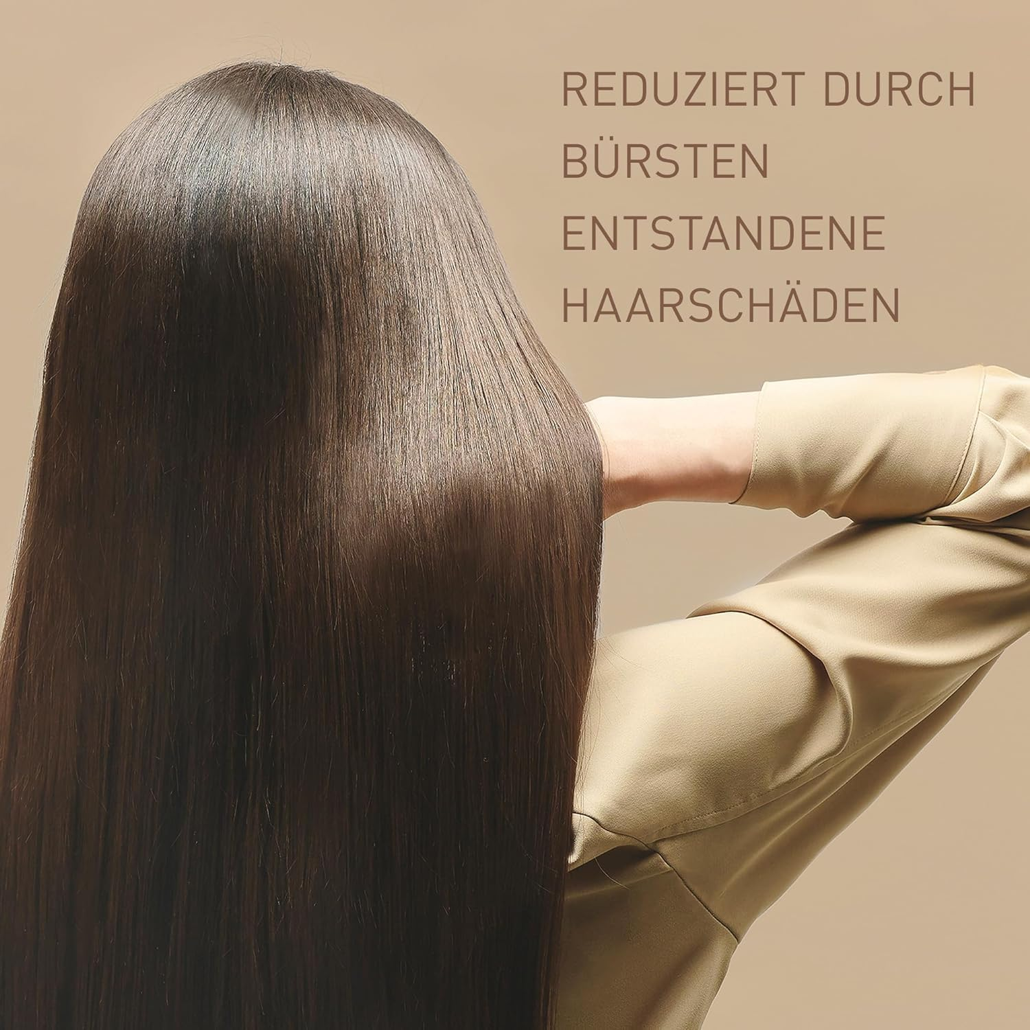 Frau mit langem, glänzendem, braunem Haar. Text: Reduziert Haarschäden durch Bürsten.