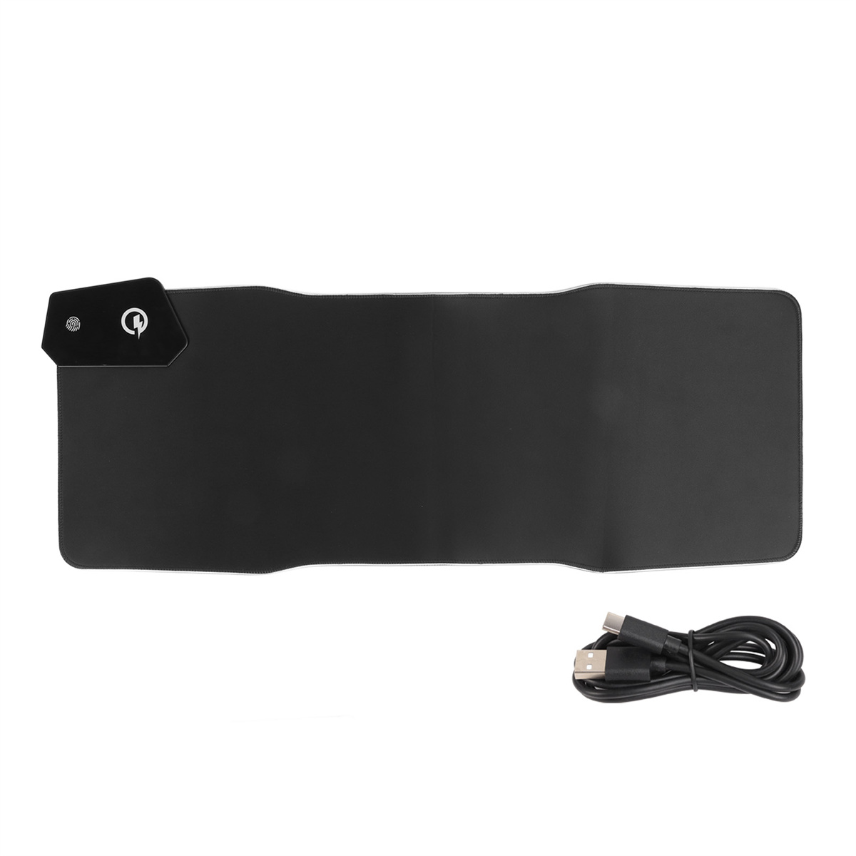 Ein schwarzes Mauspad mit einem Ladepad. Ein USB-Kabel ist ebenfalls vorhanden.