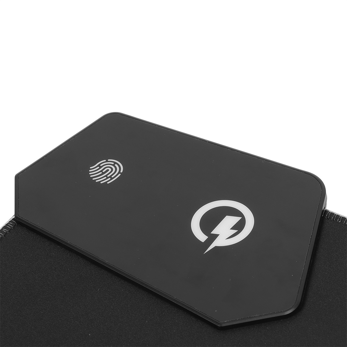 Schwarzes kabelloses Ladegerät mit Fingerabdrucksymbol und Blitz auf schwarzer Oberfläche.