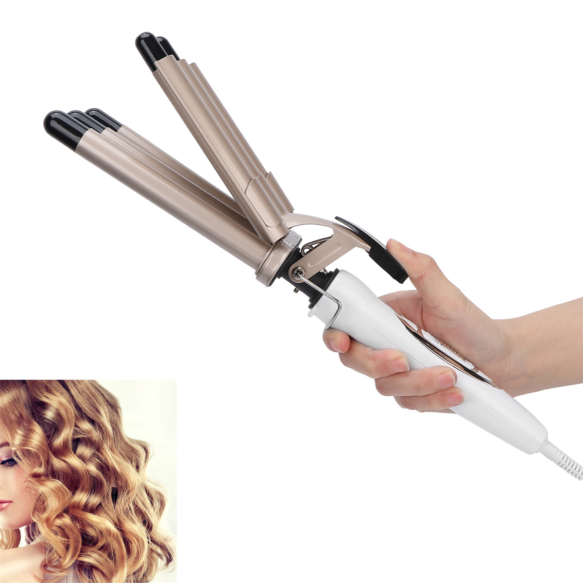 Haar-Lockenstab. Blondes Haar im Hintergrund. Weißer Griff.