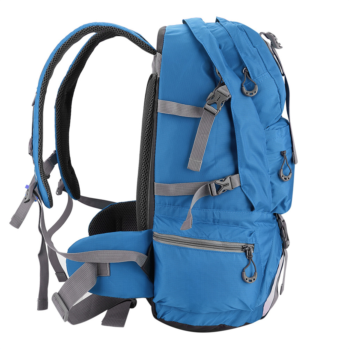 Ein blauer Wanderrucksack mit mehreren Fächern, Riemen und einem schwarzen Boden.