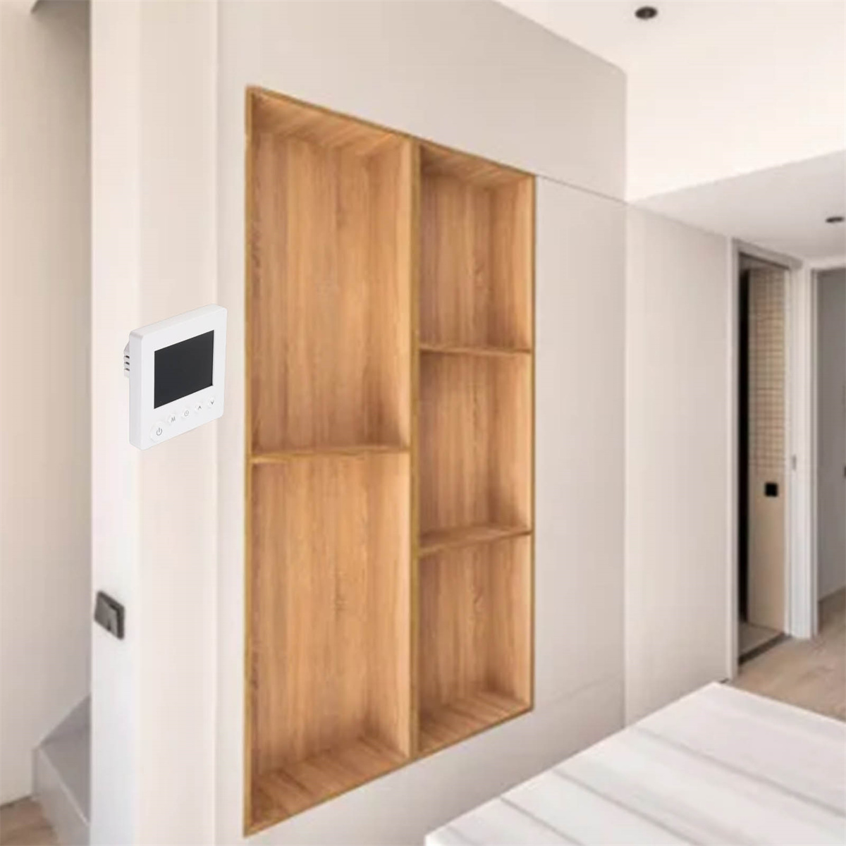Ein weißer Thermostat an einer weißen Wand neben einem Holzregal. Ein Bett ist im Hintergrund.
