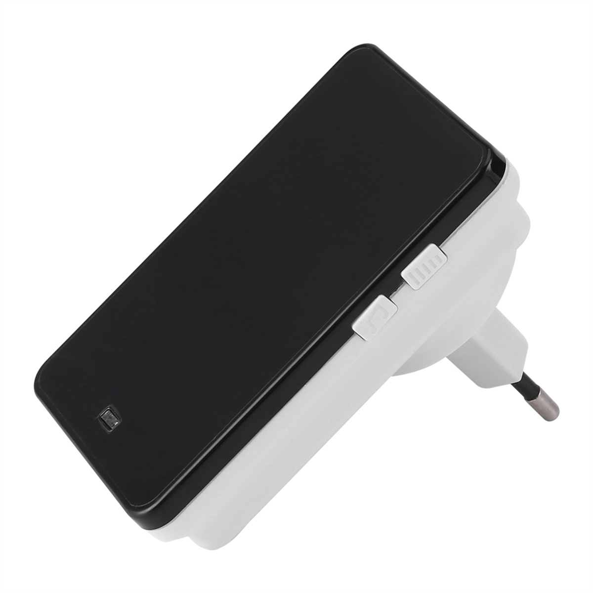 Ein weißes und schwarzes Netzteil mit Stecker. Schräge Draufsicht auf weißer Oberfläche.