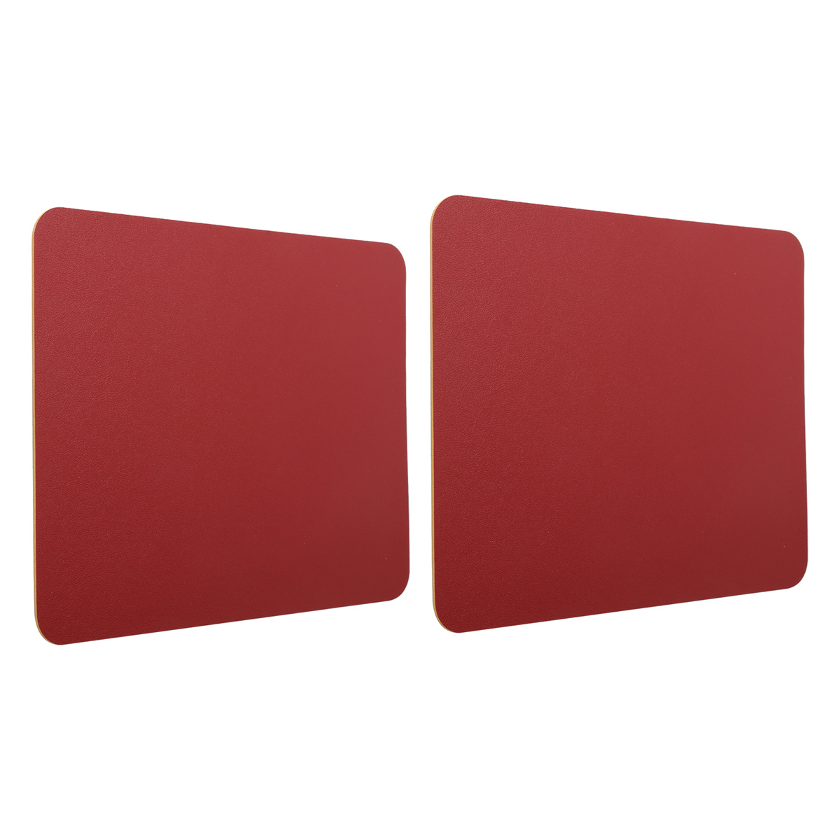 Zwei rote Platzdeckchen auf einer weißen Oberfläche. Die Platzdeckchen sind rechteckig.