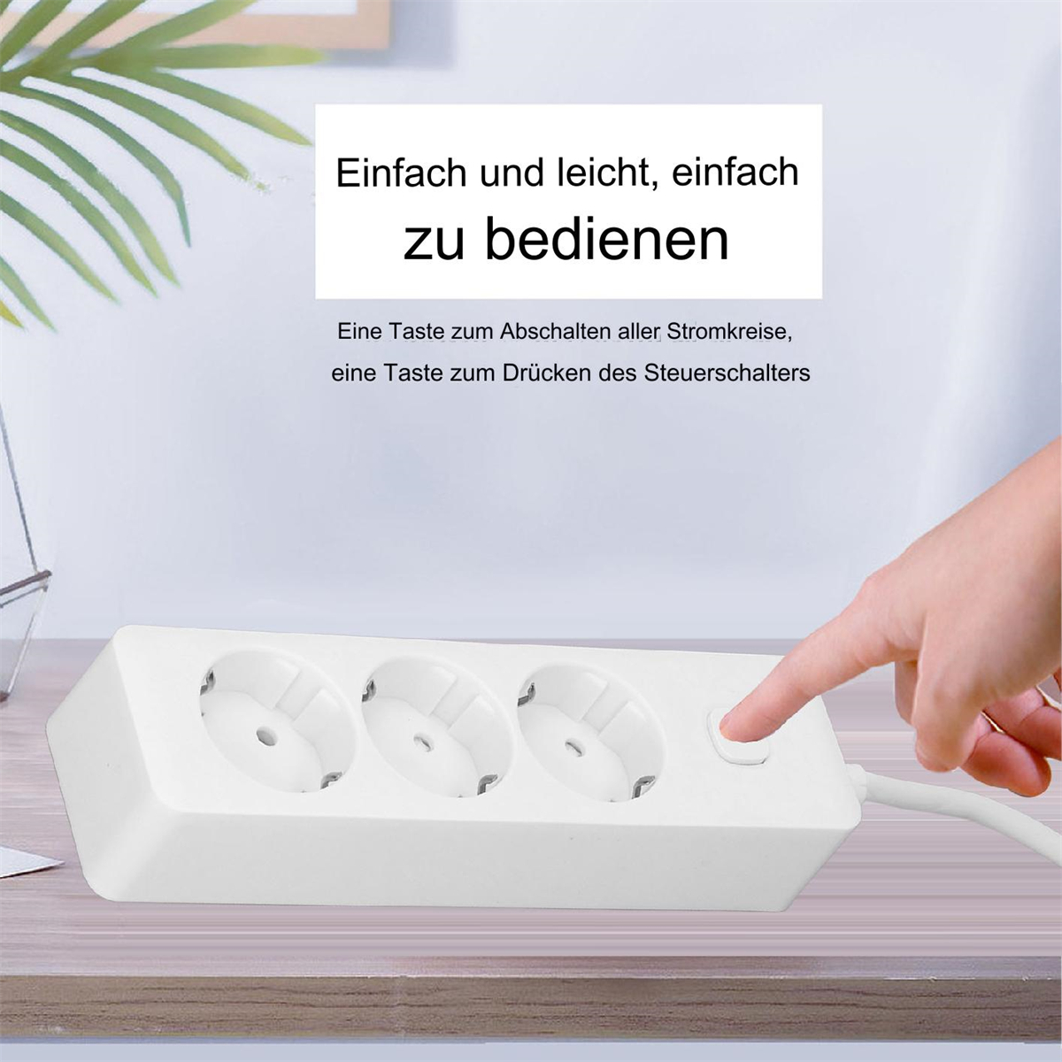 Weiße Steckdosenleiste mit drei Steckdosen und einem Knopf. Eine Hand drückt den Knopf auf einem Holztisch.