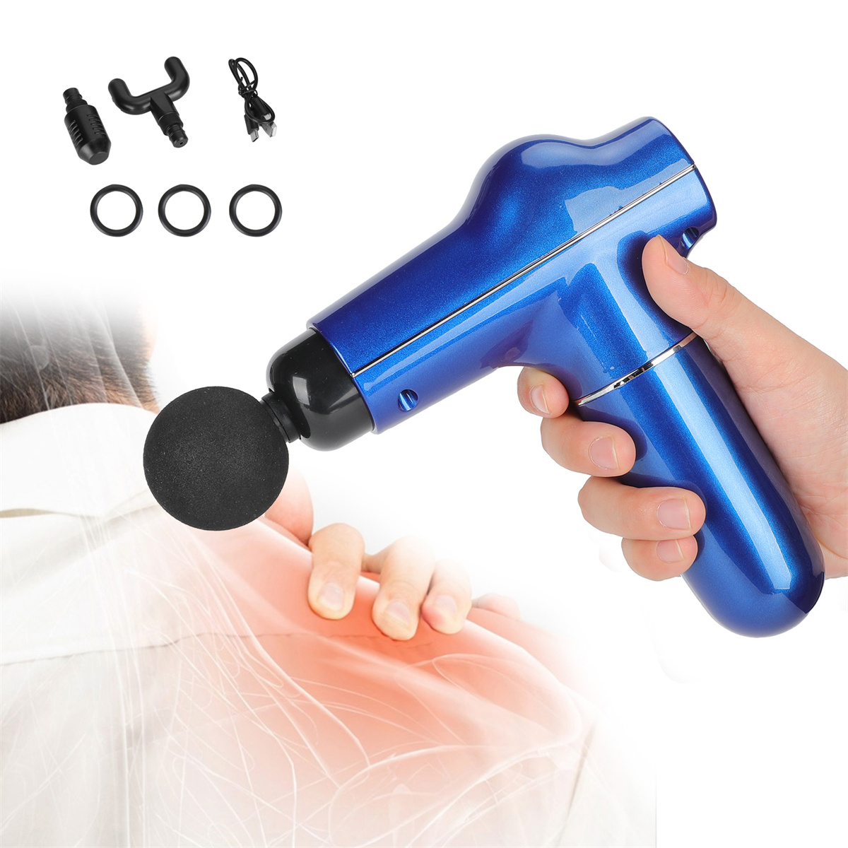 Eine blaue Massagepistole, die von einer Hand gehalten wird und auf eine Schulter abzielt. Zubehör wird gezeigt.