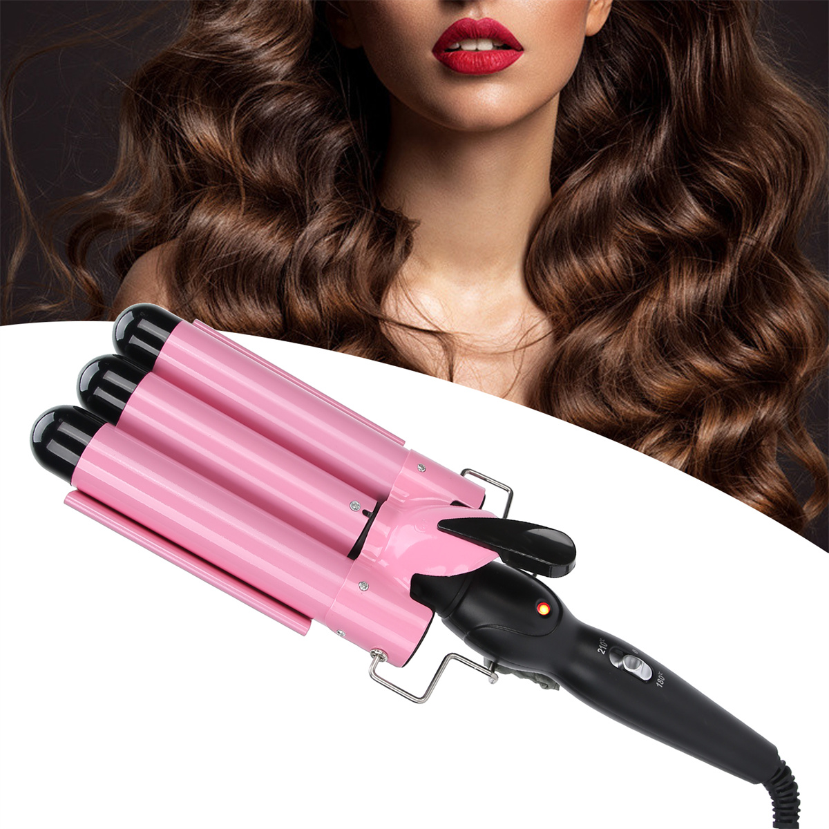 Ein pinkfarbener Haar-Crimper mit schwarzen Griffen. Im Hintergrund sind Gesicht und Haare einer Frau zu sehen.