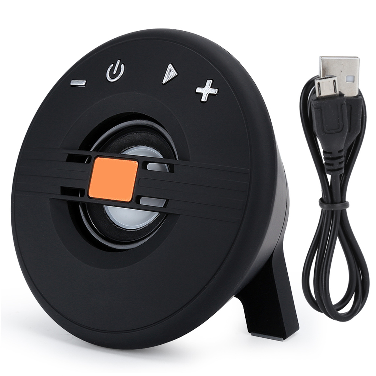 Ein schwarzer Lautsprecher mit Knöpfen und ein USB-Kabel. Weißer Hintergrund.