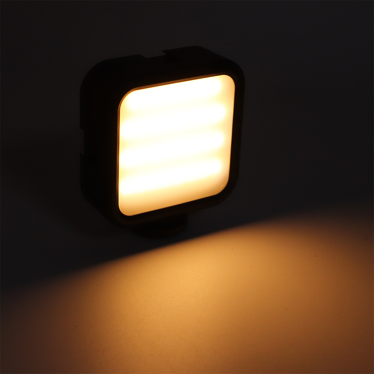 Ein kleines, schwarzes, quadratisches Licht. Es hat ein helles, weißes Licht.