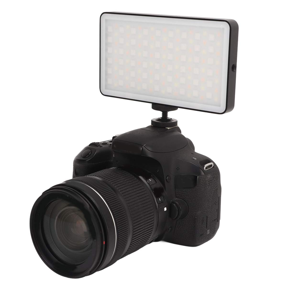 Schwarze Kamera mit Objektiv und einem rechteckigen LED-Licht obenauf.