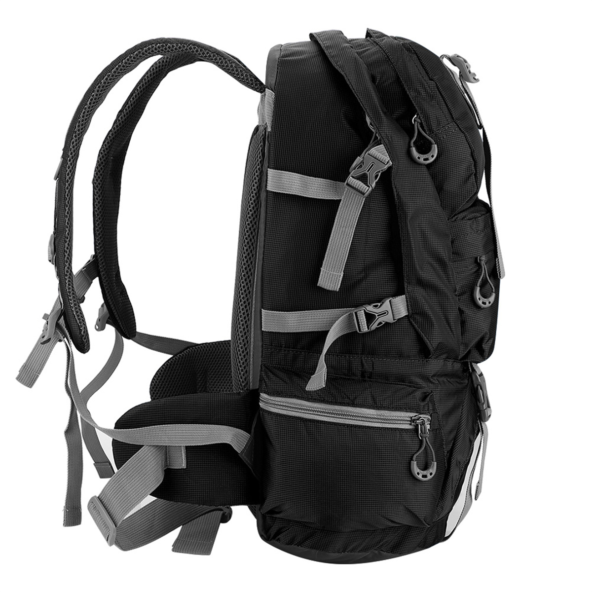 Ein schwarzer Rucksack mit grauen Riemen und Reißverschlüssen, von der Seite betrachtet.