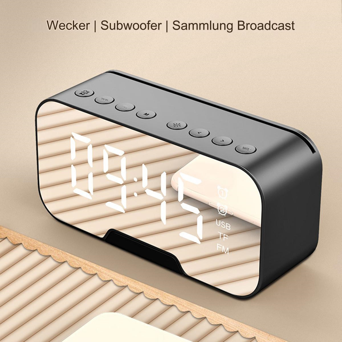 Ein schwarzer digitaler Wecker mit Spiegeldisplay. Zeigt die Zeit. Knöpfe oben.