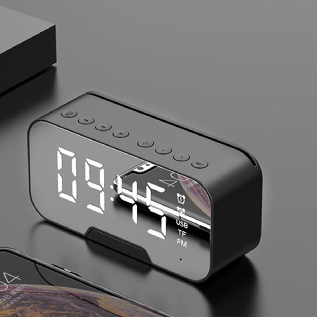 Schwarzes Radiowecker mit verspiegeltem Display, zeigt die Uhrzeit. Oben sind Knöpfe.