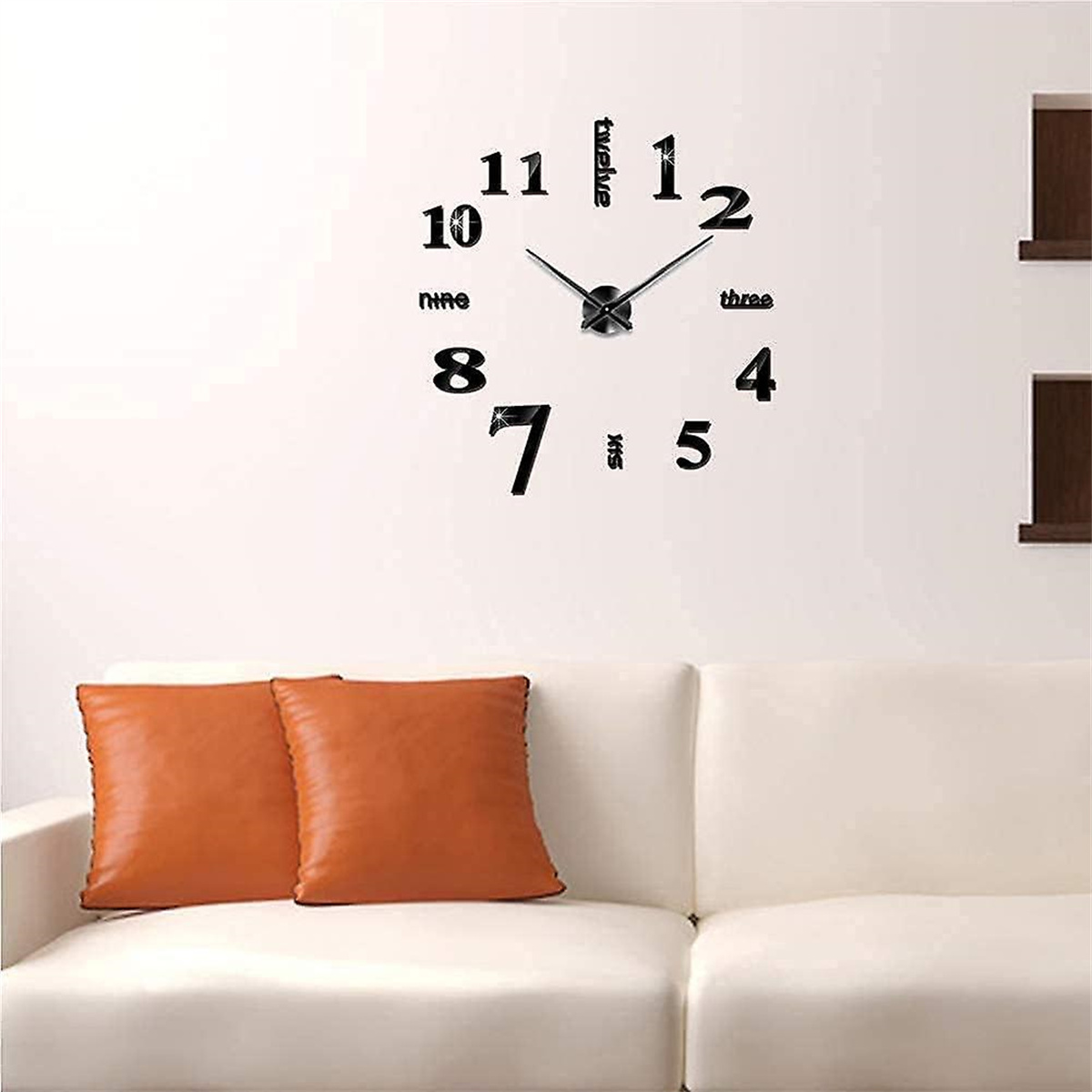 Eine große Wanduhr zeigt die Zeit mit schwarzen Zahlen und Zeigern an einer weißen Wand.