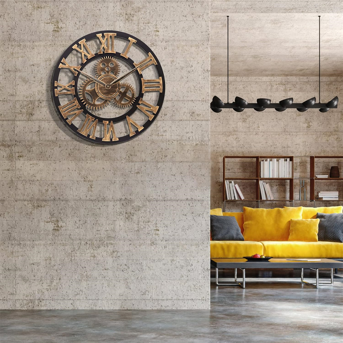 Eine runde Wanduhr mit römischen Ziffern und Zahnrädern, die an einer Wand in der Nähe eines gelben Sofas hängt.