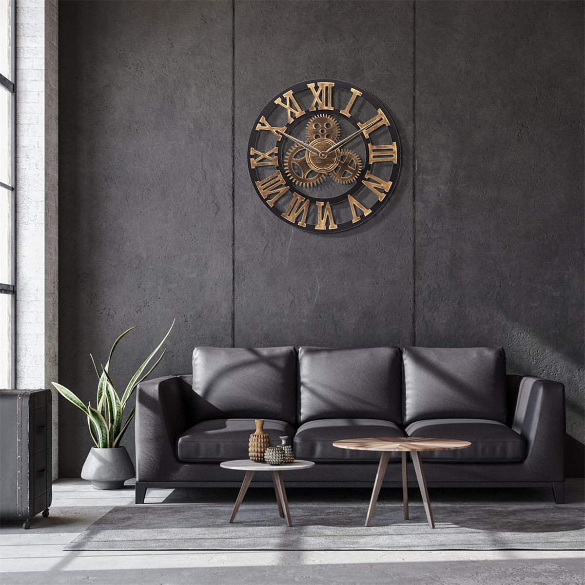 Eine schwarze Uhr mit goldenen römischen Ziffern und Zahnrädern, an einer grauen Wand.