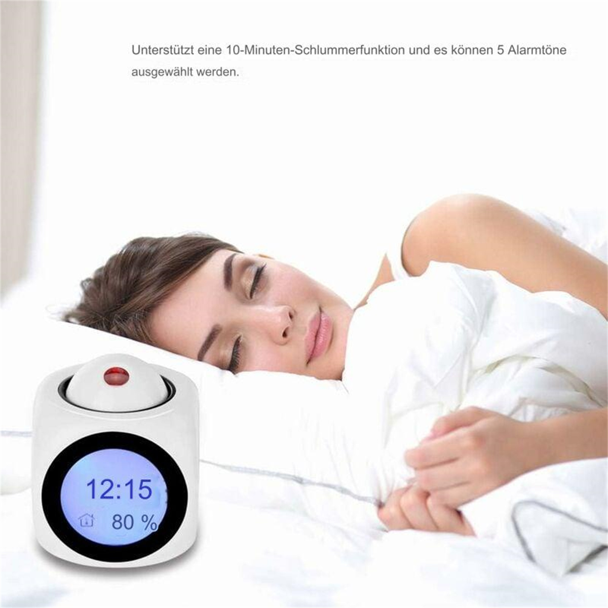 Frau schläft neben einer kleinen, weißen Uhr mit blauem Digitaldisplay.