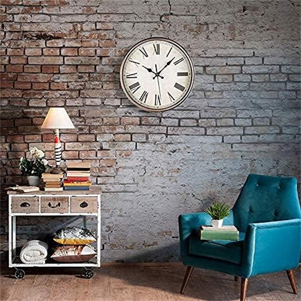 Uhr an Ziegelmauer, mit Beistelltisch, Sessel und Lampe im Vordergrund.