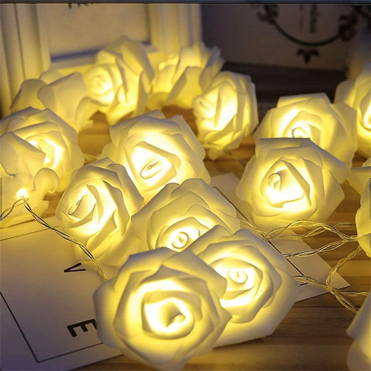 Kette aus weißen, beleuchteten rosenförmigen Lichtern.