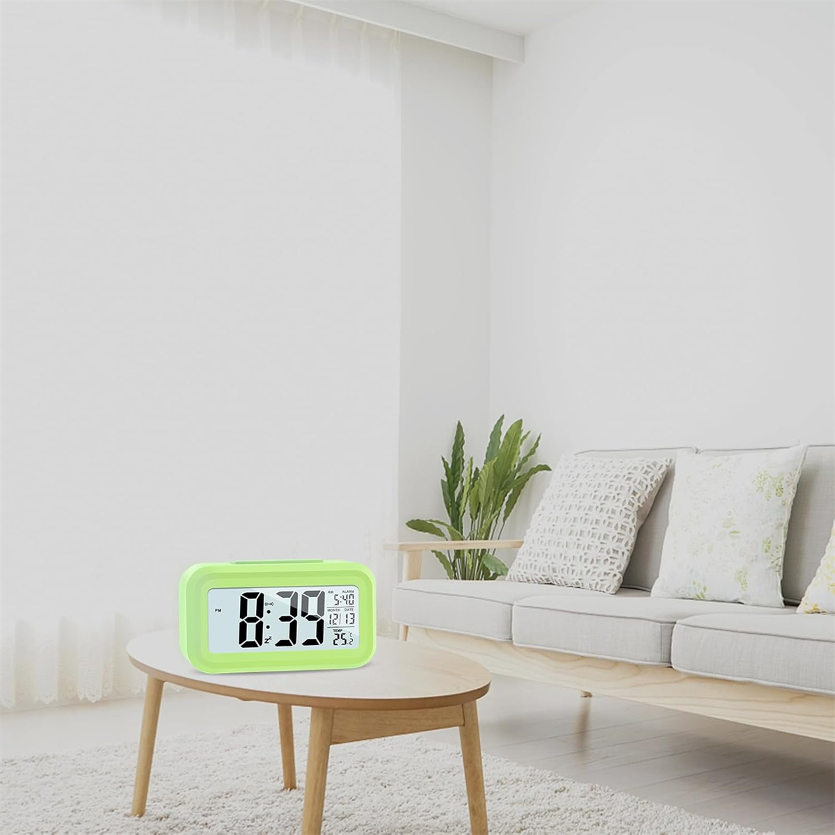 Eine grüne Digitaluhr auf einem Holztisch, mit weißer Wand und Sofa im Hintergrund.