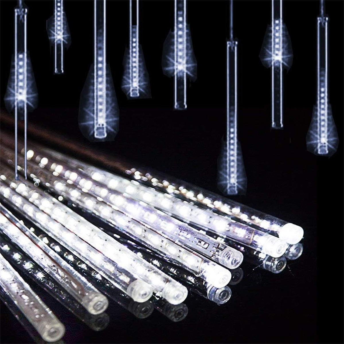 Lichterketten mit mehreren hellweißen LED-Leuchten. Lichter hängen vor schwarzem Hintergrund.