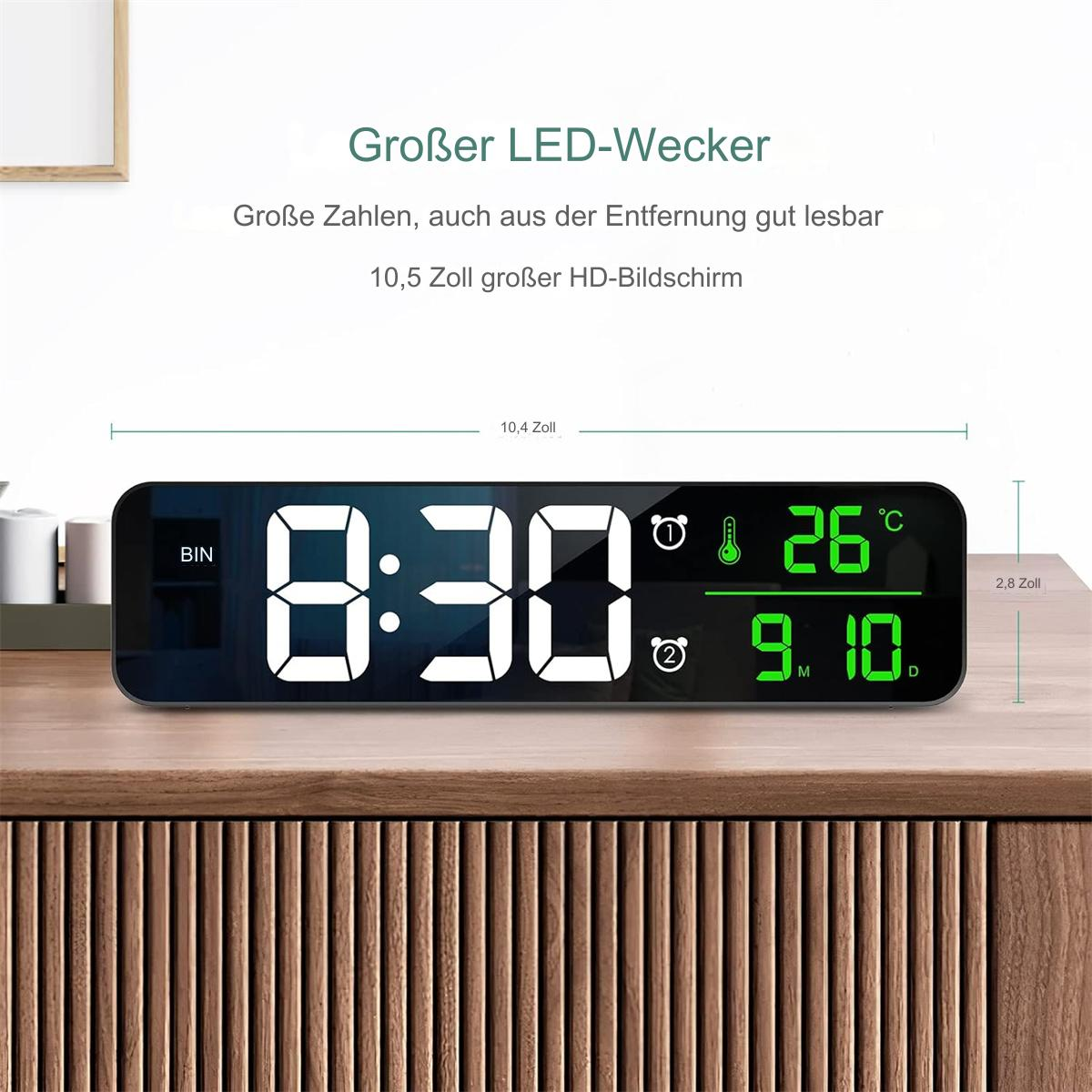 Ein digitaler Wecker, der Zeit und Datum anzeigt, auf Holzoberfläche.