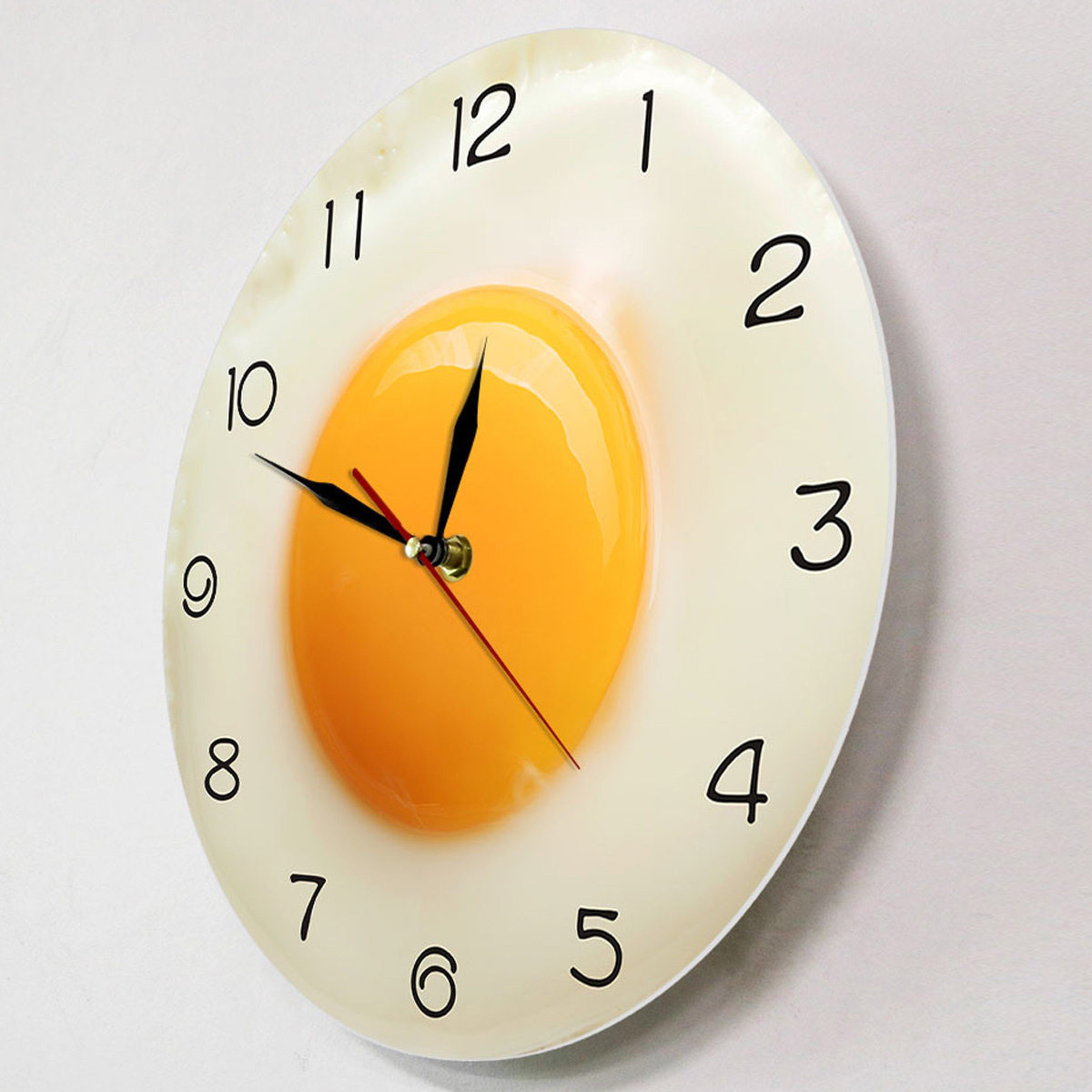 Eine eiförmige Uhr zeigt die Zeit, mit einem Eigelb in der Mitte.