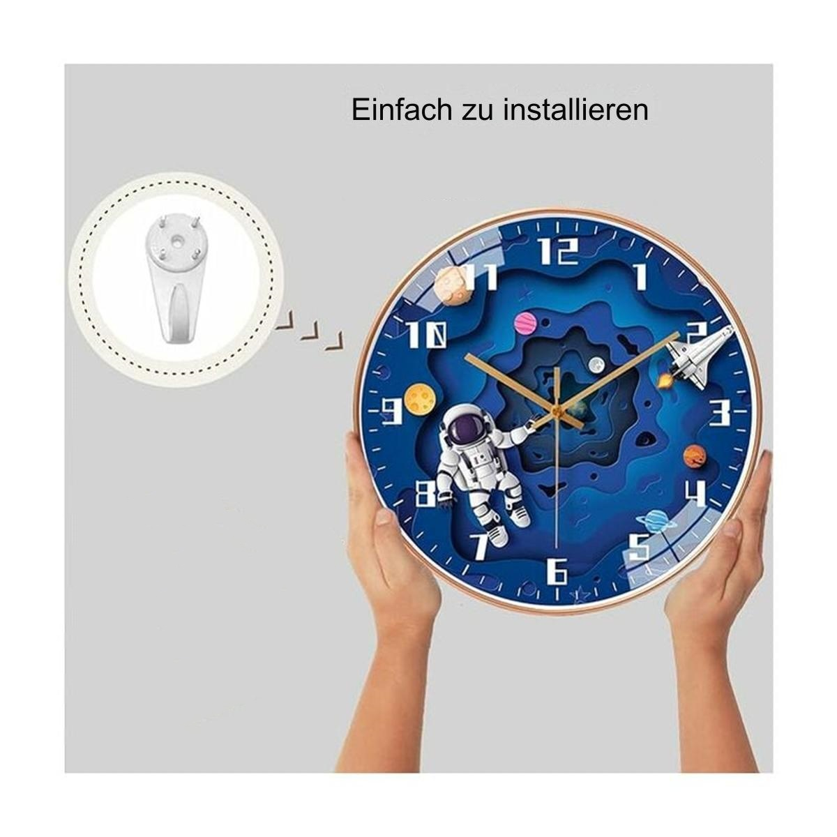 Die Hände einer Person halten eine blau-goldene Uhr mit Weltraum-Thema und Astronauten-Design.